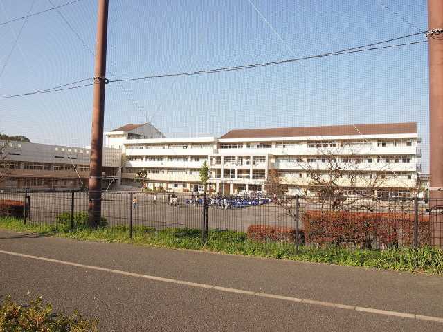 中学校　横浜市立十日市場中学校（中学校）まで305m