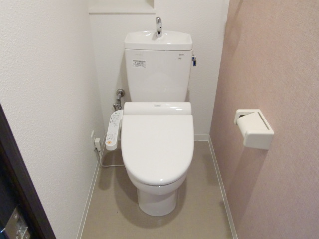 トイレ　ウォッシュレット付きの清潔感ある白いトイレ