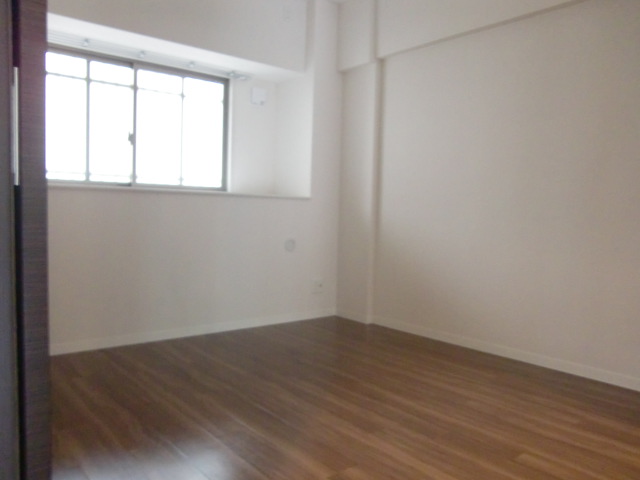 その他部屋・スペース　広く明るい寝室で快適な目覚めでおはようございます。