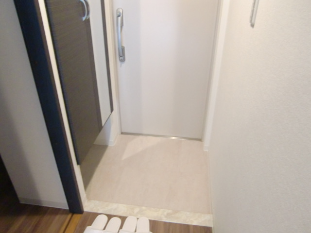 玄関　シューズボックスには姿見があり外出前のチェックができます。