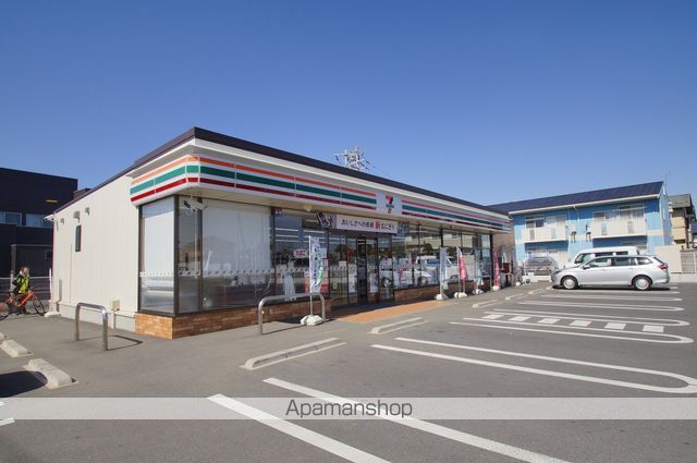 コンビニ　セブンイレブン（コンビニ）まで704m