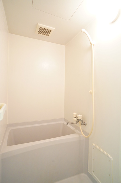 バス・シャワールーム　バストイレ別！湯船にもゆっくり入れます♪