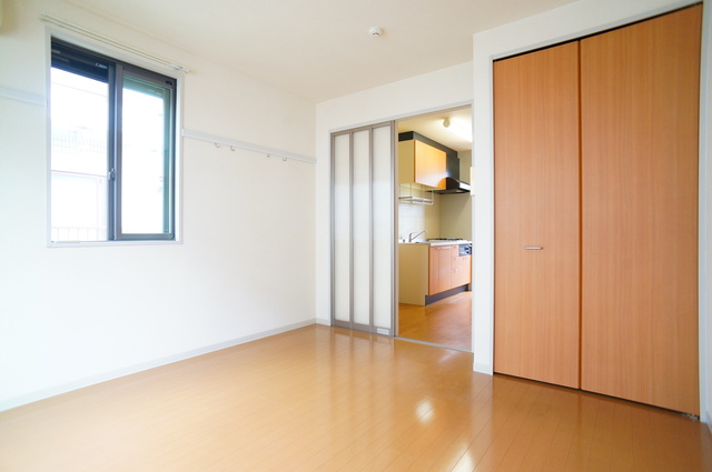 居室・リビング　角部屋２面採光☆明るいお部屋です！