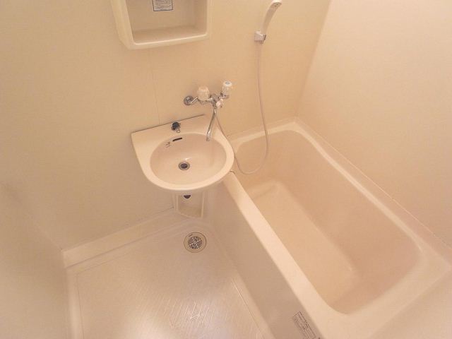 バス・シャワールーム　洗面台もついているお風呂となっています