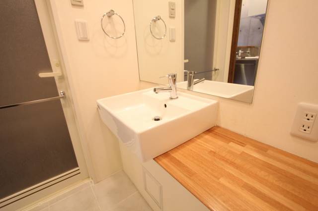 洗面設備　オシャレな洗面台です。