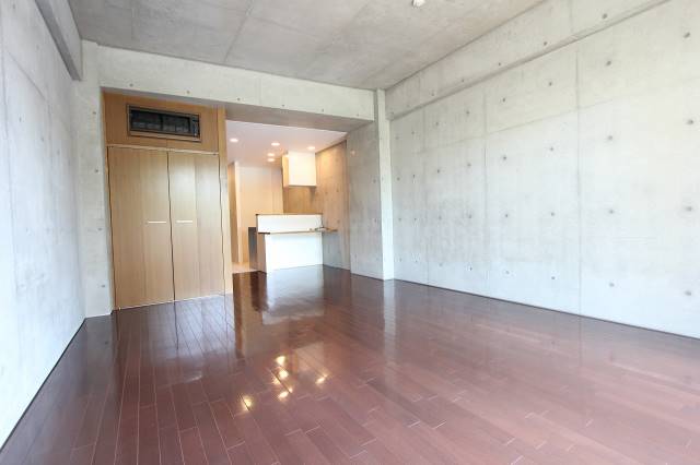 居室・リビング　コンクリート打ちっぱなしです。