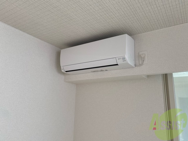 その他設備　エアコンはお部屋の角に、シーズン問わず活躍ですね