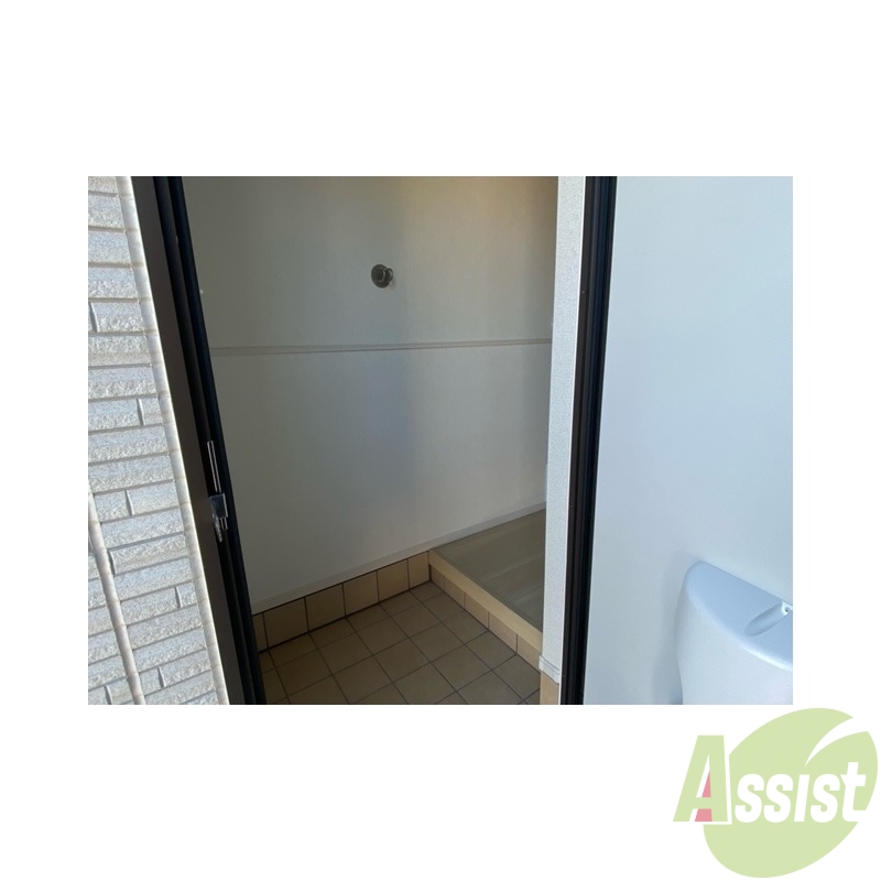 玄関　玄関を入るとペットのリードを掛けるフックもあります