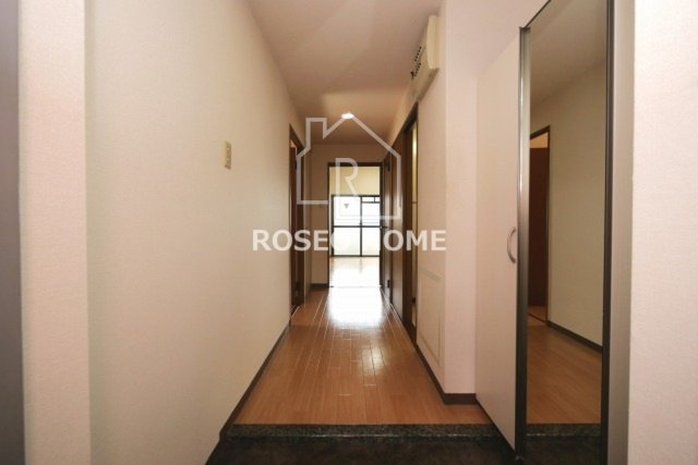 玄関　同マンション別部屋：参考写真