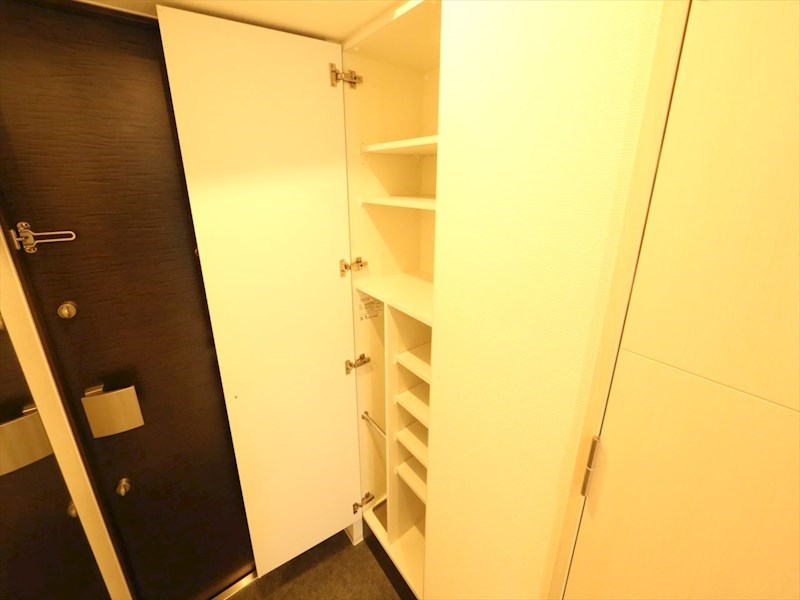 玄関　玄関　シューズボックス付（収納充実してます）