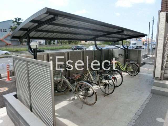 駐車場　屋根付きの駐輪スペース。