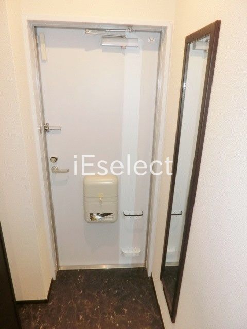 玄関　鏡とシューズクローゼット付きの玄関。