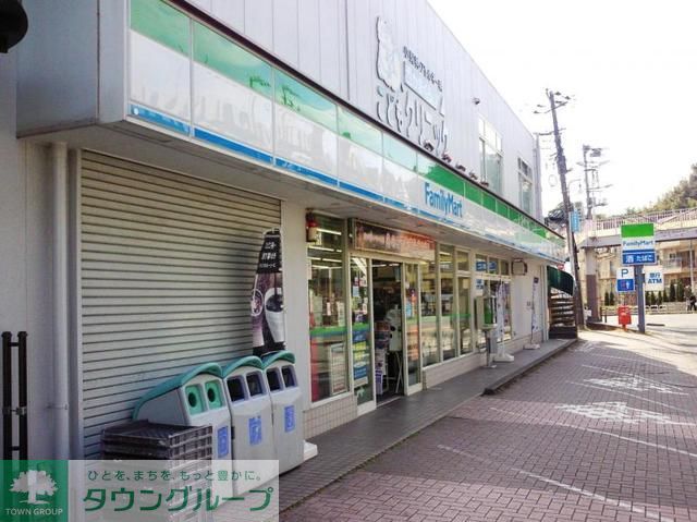 コンビニ　ファミリーマート西鎌倉駅前店（コンビニ）まで1020m