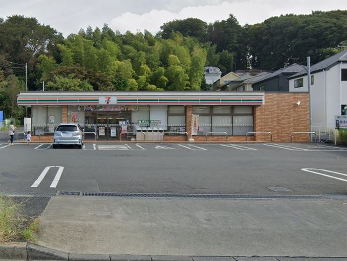 コンビニ　セブンイレブン（コンビニ）まで240m