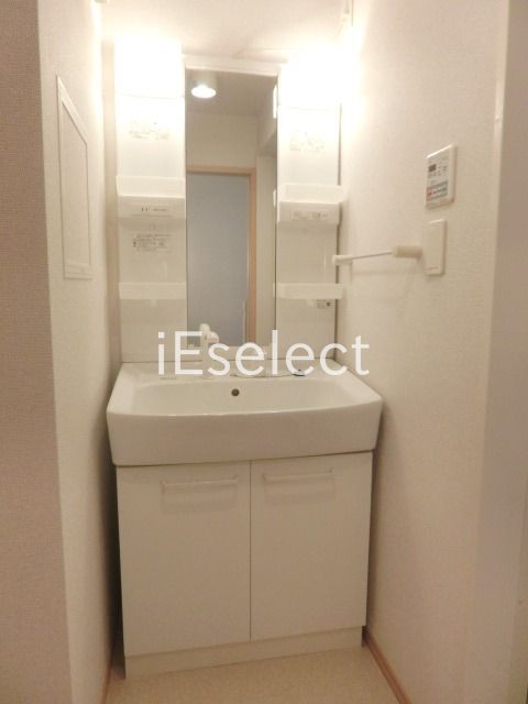 洗面設備　洗髪も出来る便利な洗面台です