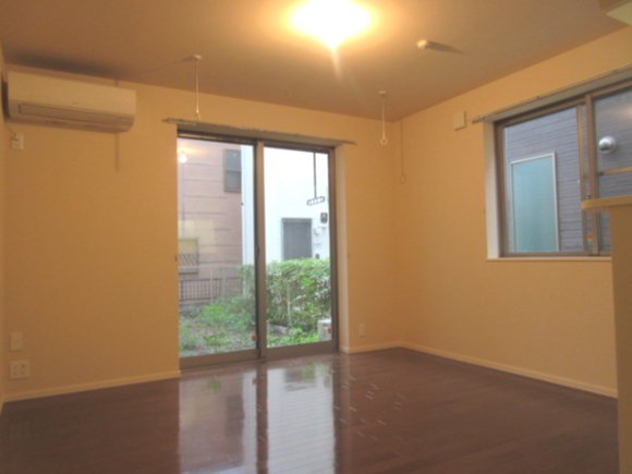 居室・リビング　★２面窓のリビング★