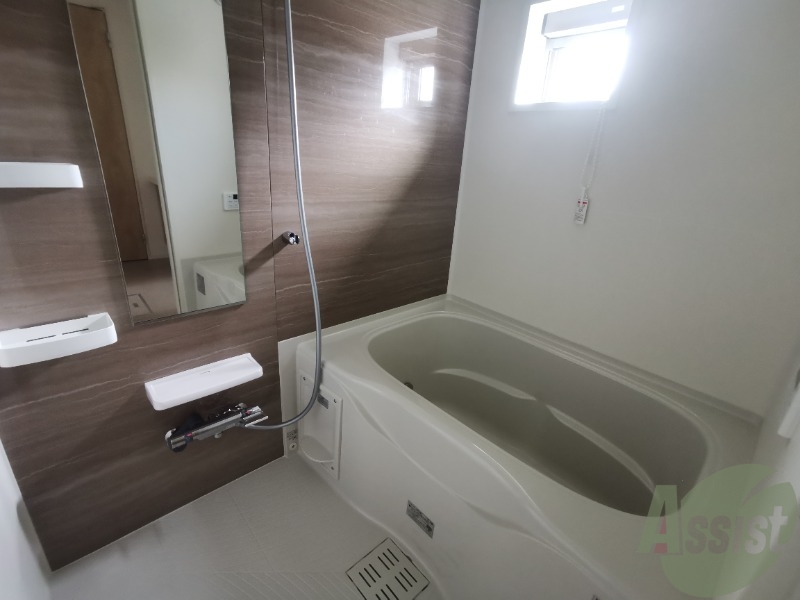 バス・シャワールーム　浴槽付きのお風呂です。ここで一日の疲れを癒しましょう。