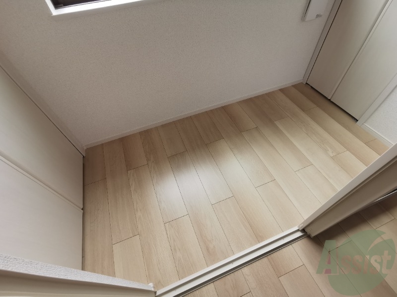 バルコニー　こちらはサンルームです。洗濯物が干せますね。