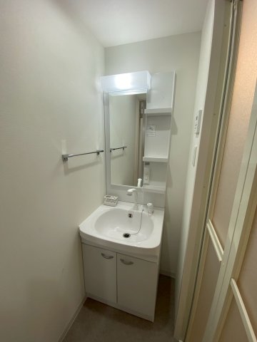 洗面設備　使いやすい独立洗面台です