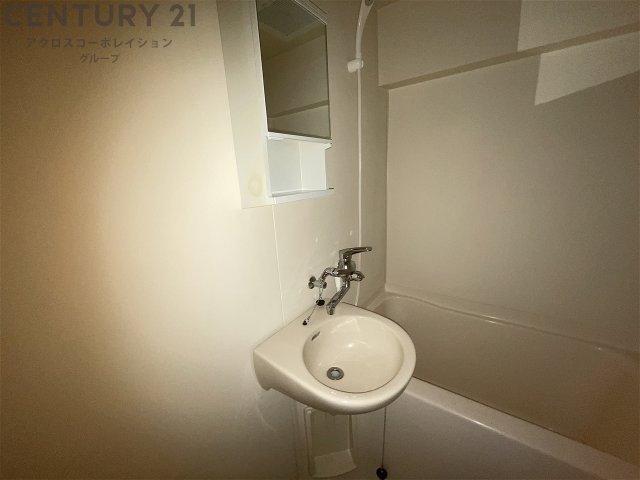 洗面設備　浴室内にシンプルな洗面台がついてます！