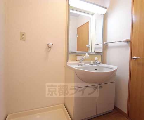 洗面設備　シャンプードレッサ付きの独立洗面台です。