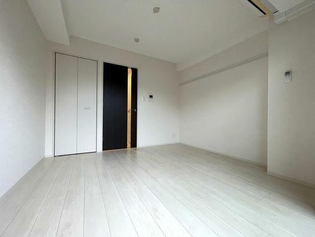 その他部屋・スペース　洋室内　　バルコニー側より撮影