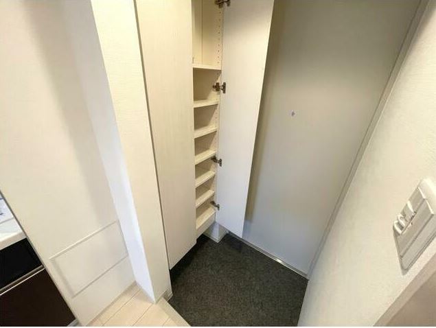 玄関　玄関をスッキリ　　シューズボックス付