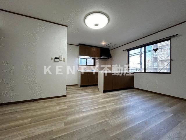 居室・リビング　こちらの居間で趣味の時間をお楽しみください