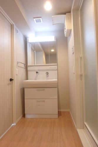 洗面設備　他物件参考画像。建具・壁・床色は異なります。現況優先。