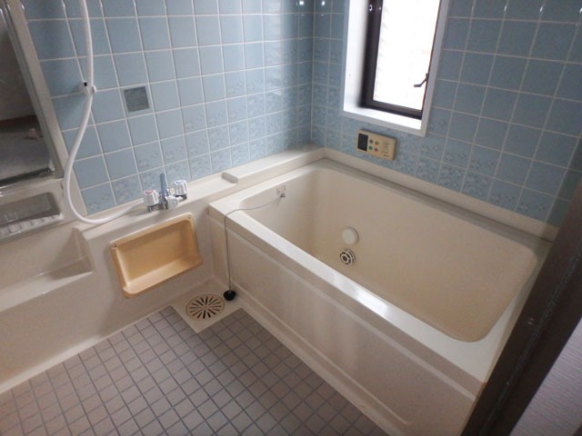 バス・シャワールーム　窓付きで換気しやすいですね！