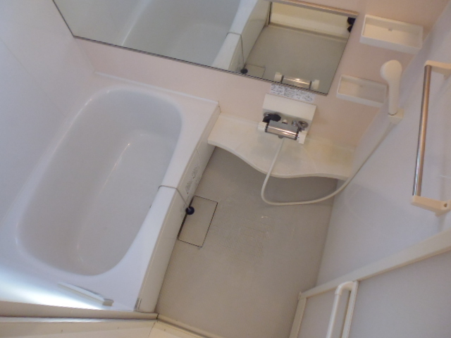 バス・シャワールーム　便利な追焚・浴室乾燥機・窓付きのバスルーム