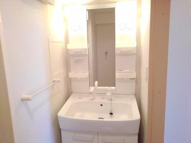 洗面設備　スペースが確保できる洗面所です