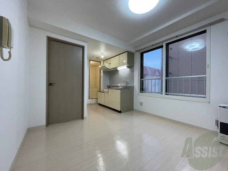 居室・リビング　リビングです。窓が大きくて明るいですね！