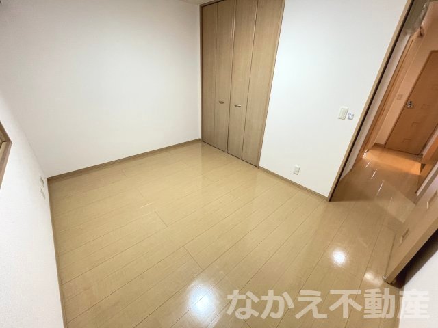 その他部屋・スペース　落ち着いた色調の寝室です