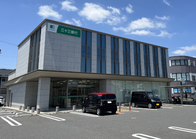 銀行　三十三銀行白子本町支店（銀行）まで513m