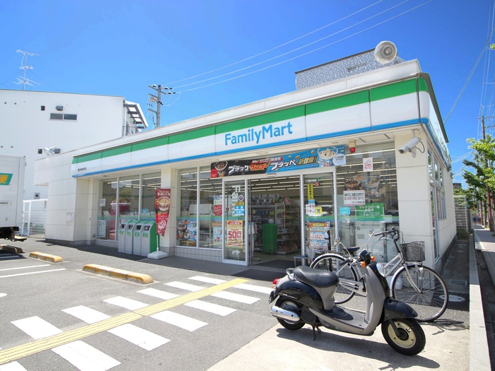 コンビニ　ファミリーマート豊中長興寺店（コンビニ）まで352m