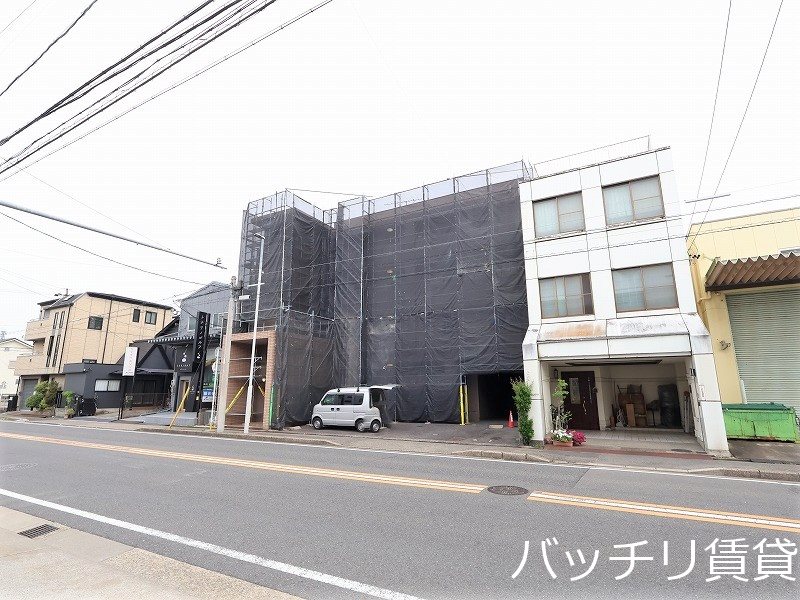 建物外観　外壁工事中の写真になります。