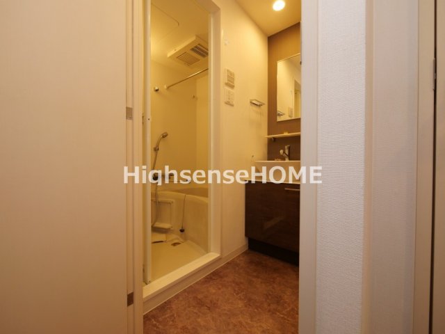 洗面設備　明るい洗面所です