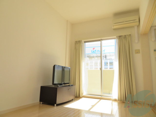 居室・リビング　リビングは良く陽が入り、日中は明るくて過ごしやすいです。