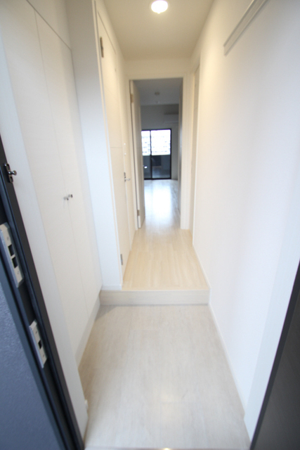 玄関　同間取の別室参考写真です。