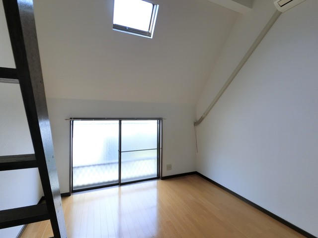 居室・リビング　天井高の開放感が気持ちいいロフト付きのお部屋です☆