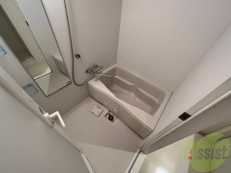 バス・シャワールーム　バスルームは狭すぎず、シャワーも浴びやすそうです。