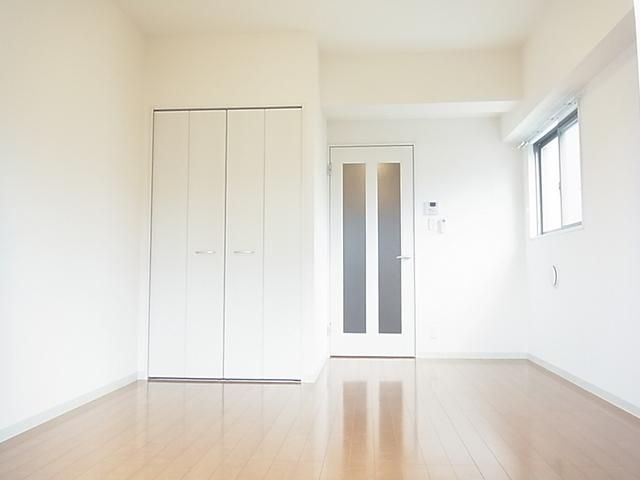 その他部屋・スペース　広々した明るいフローリング居室