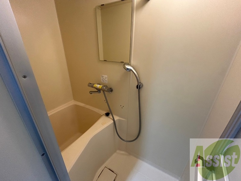 バス・シャワールーム　お風呂です。少し狭いですがシャワーするには十分ですね。