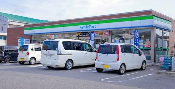 コンビニ　ファミリーマート内灘向粟崎店（コンビニ）まで229m