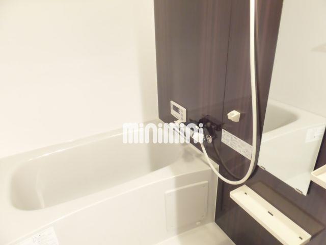 バス・シャワールーム　バスルームです　鏡とシャンプードレッサー付いています