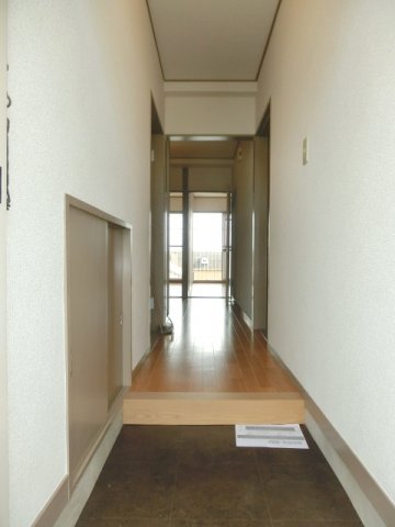 玄関　玄関入るとこんな感じ。 （※参考写真）