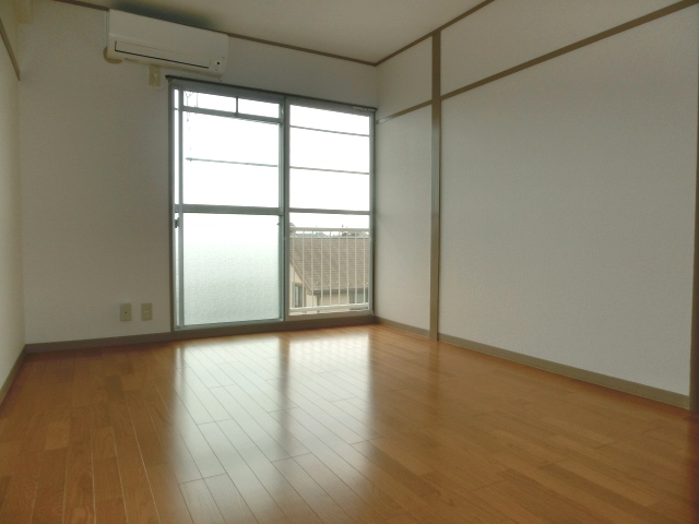 居室・リビング　南向きの明るい居室スペース。 （※参考写真）