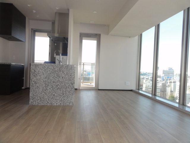 居室・リビング　（同マンション別室・参考写真）