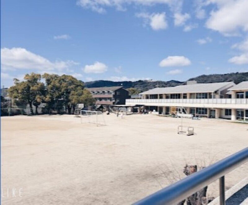 小学校　箕面市立萱野小学校（小学校）まで710m